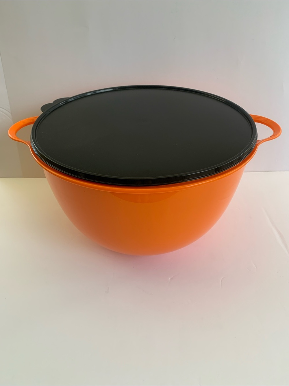 Tupperware Thatsa? Jumbo Bowl 14L Orange & Black Lid